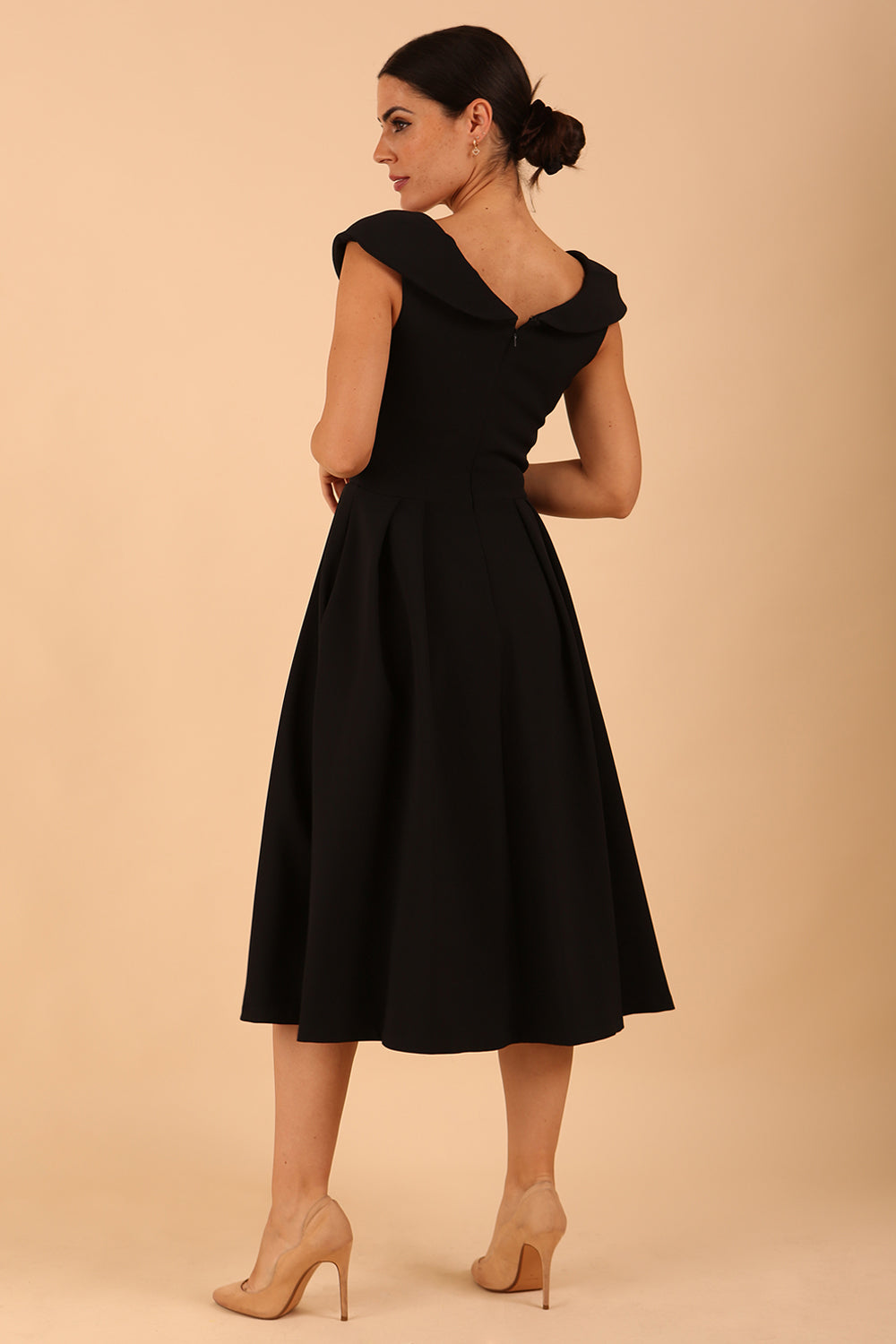 model is wearing divacatwalk Chesterton Sleeveless a-line swing dress in Black with oversized collar