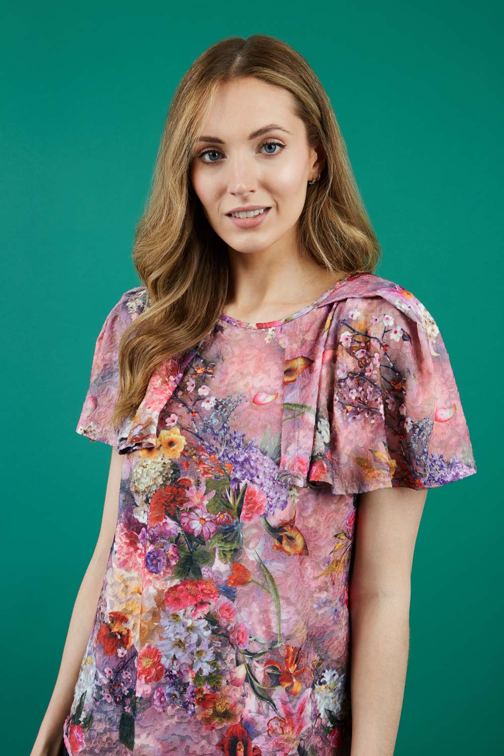 brunette model is wearing divacatwalk floral short sleeved printed top front